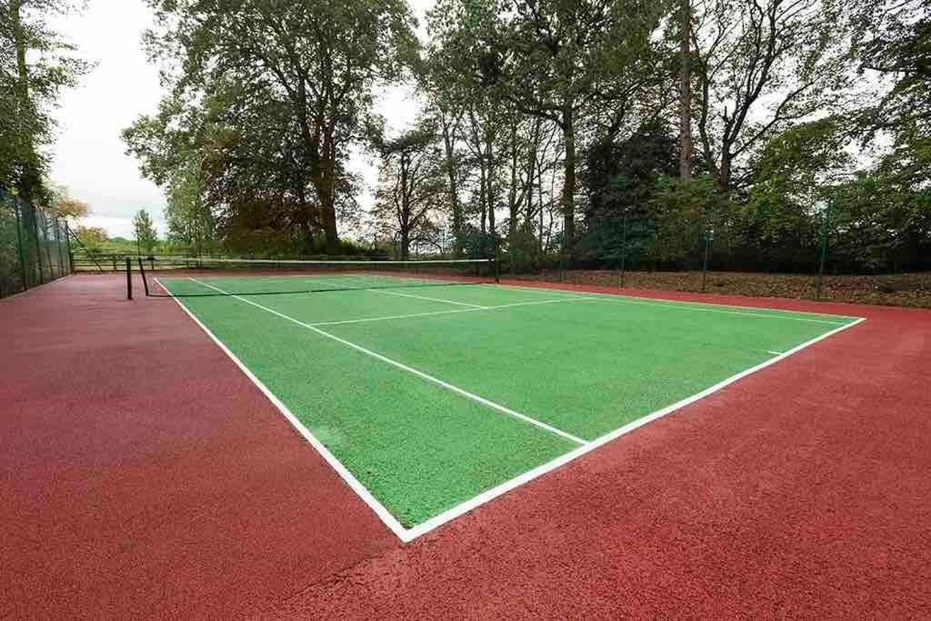 The Stables With Jacuzzi & Tennis Court Casa de férias York