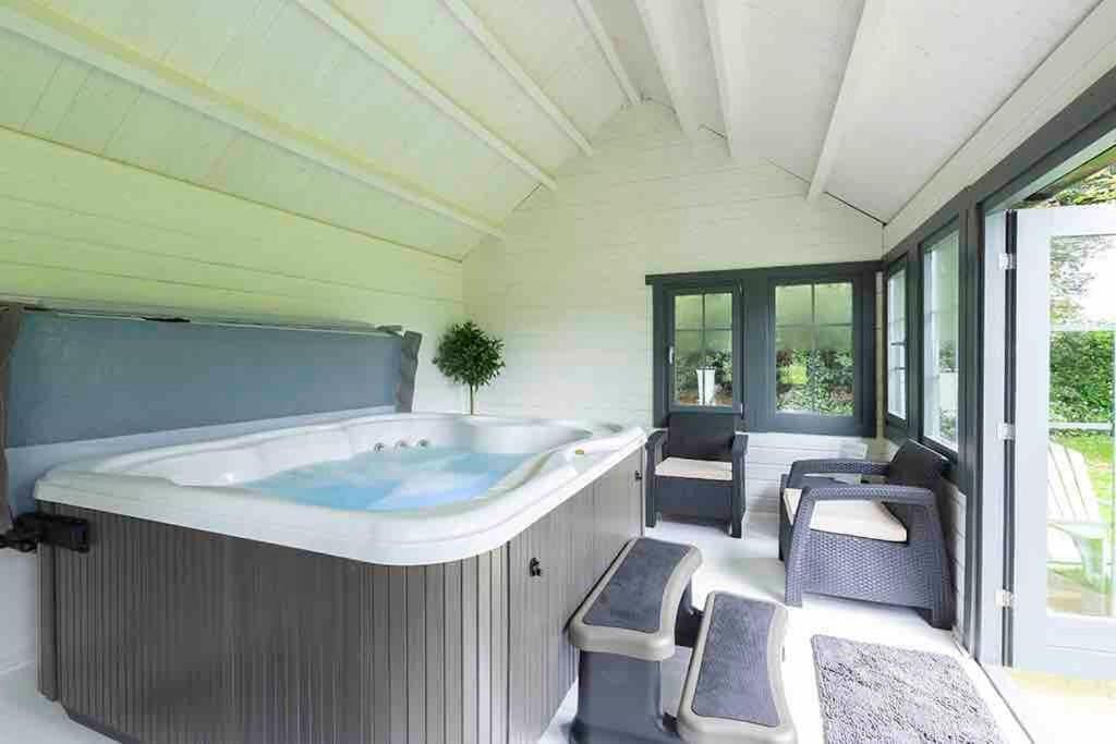 Casa de férias The Stables With Jacuzzi & Tennis Court *