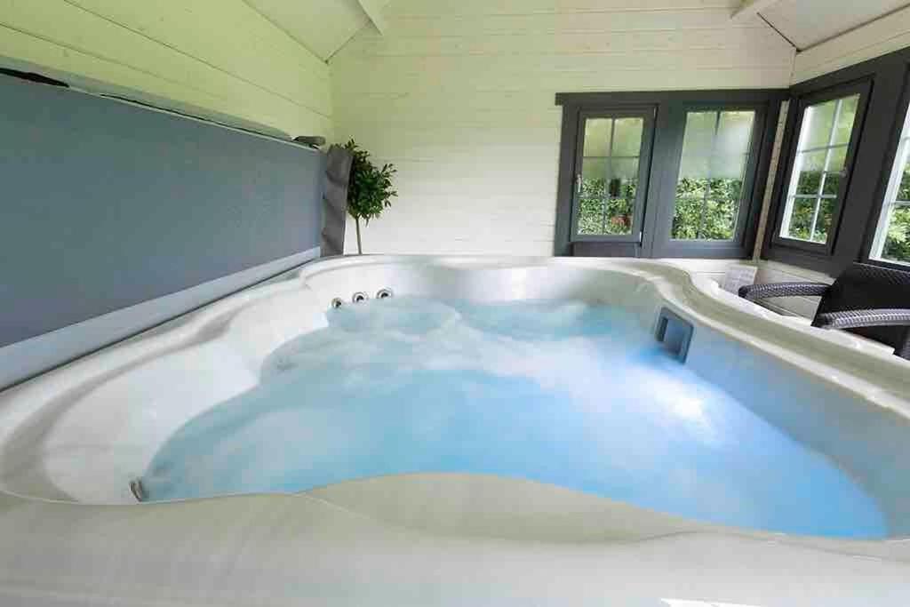 The Stables With Jacuzzi & Tennis Court Casa de férias *